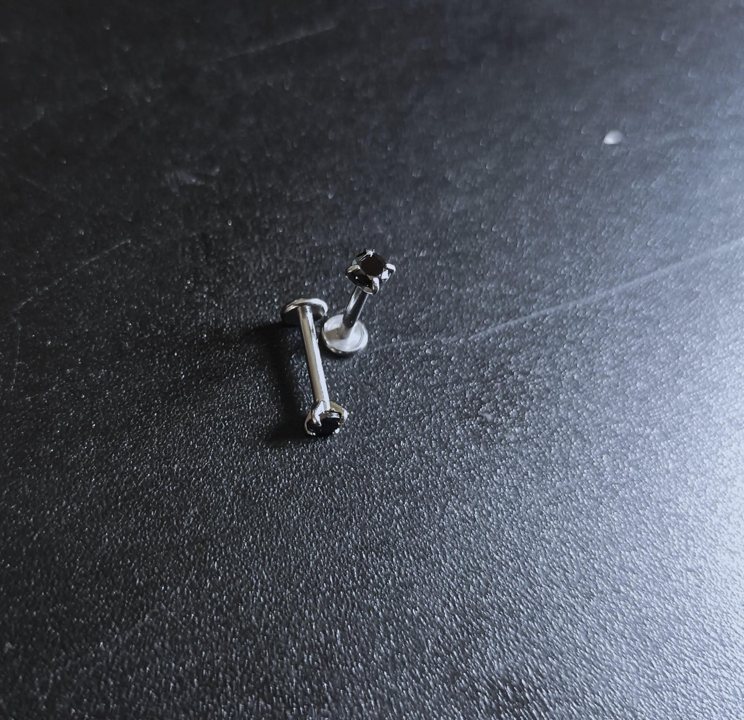 Piercing labret acier chirurgical 316L avec zircon noir