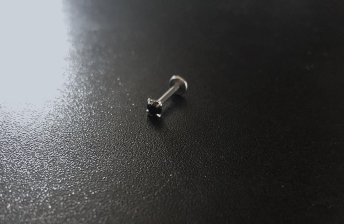 Piercing labret acier chirurgical 316L avec zircon noir