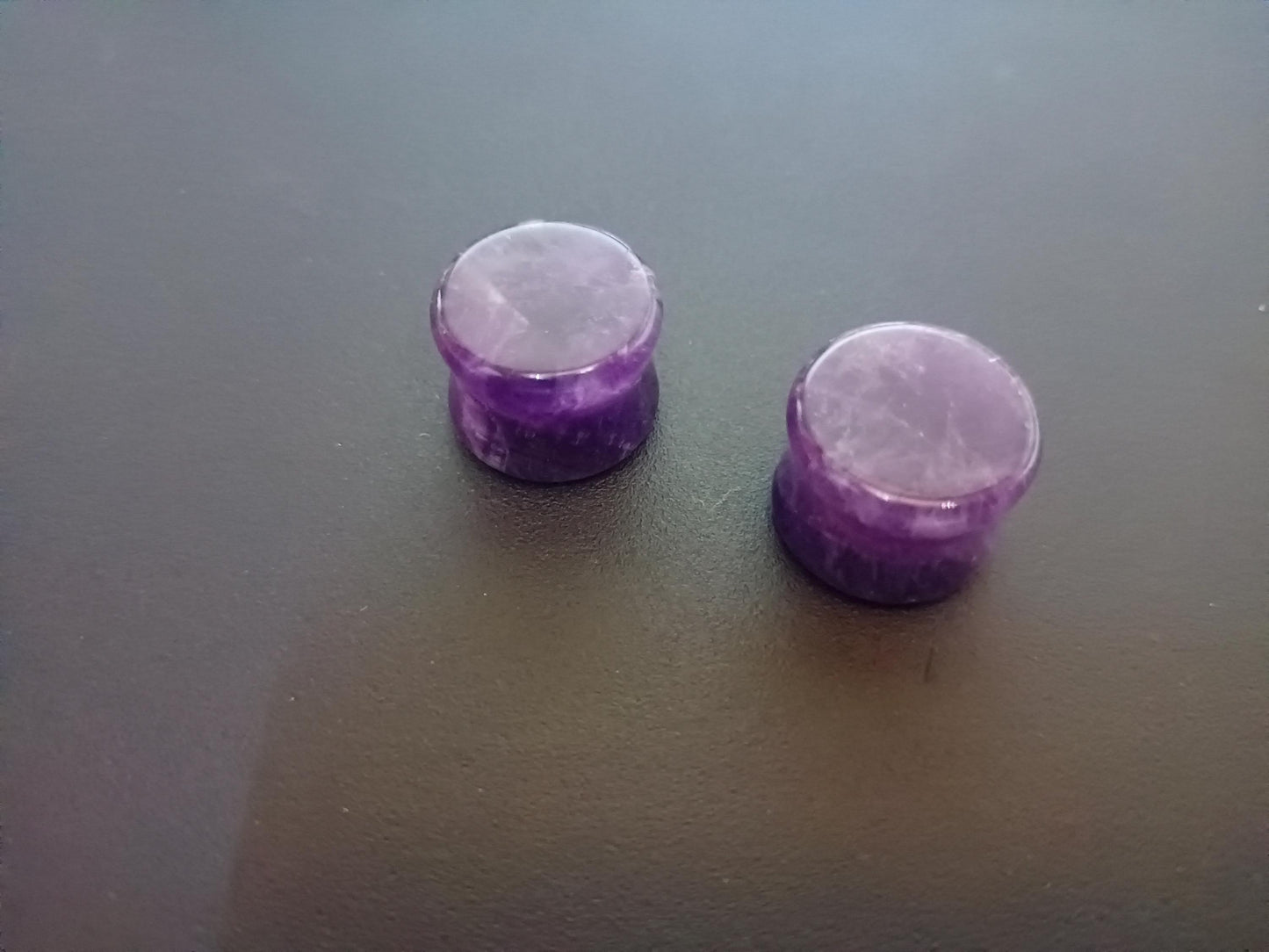 Paire Plug oreille en pierre d'améthyste . (les couleurs peuvent varier).
