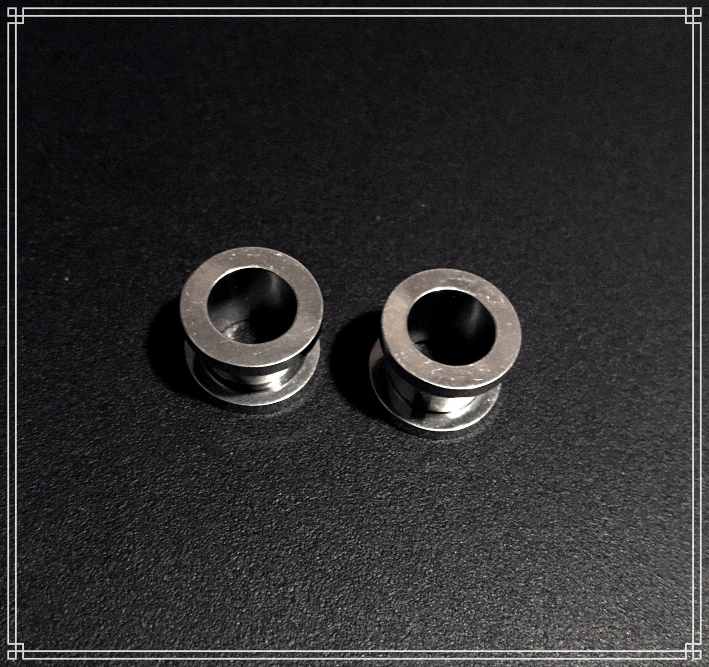 Tunnel oreille en acier chirurgical 316L rebord vissable à l'unité