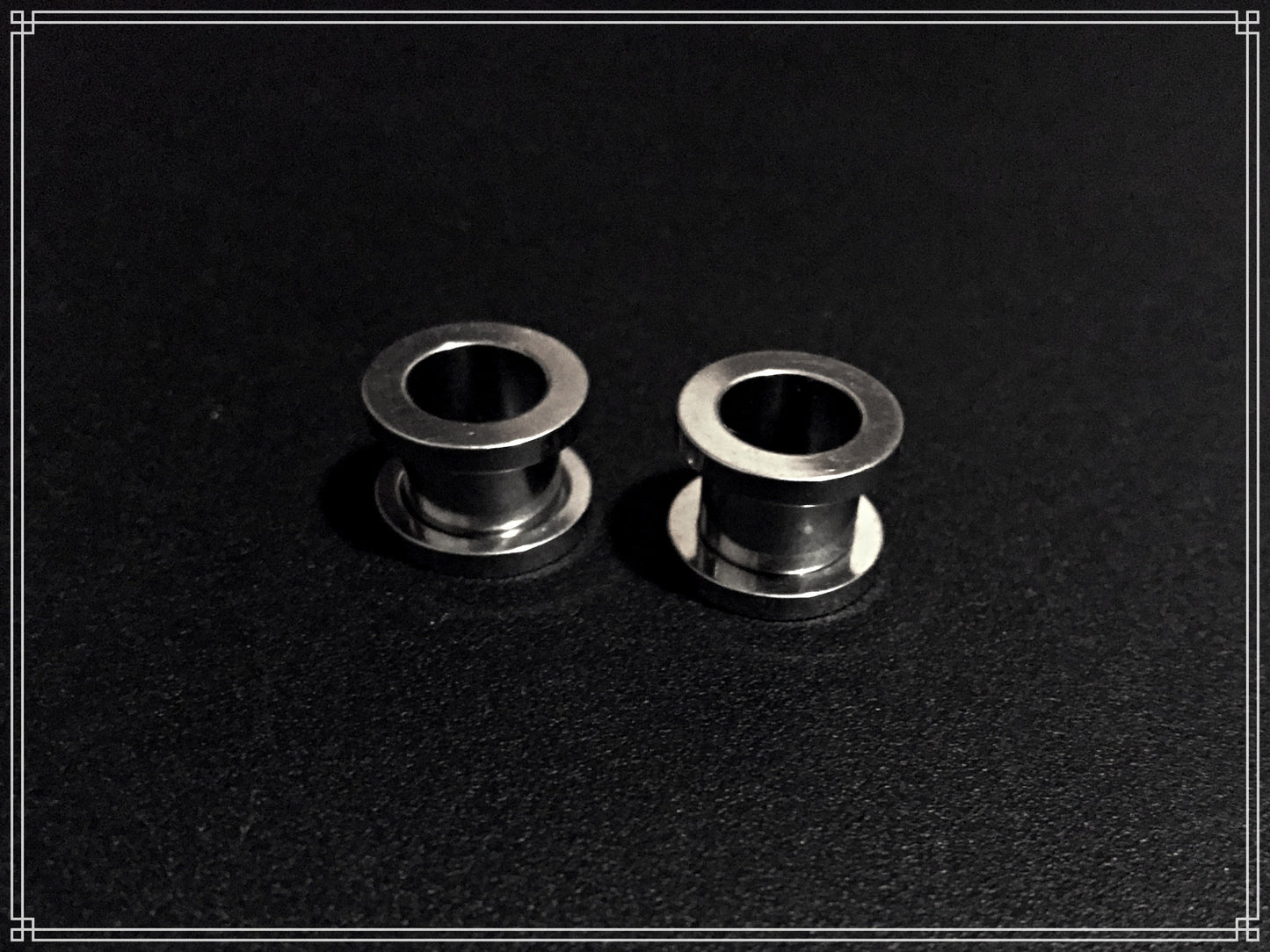 Tunnel oreille en acier chirurgical 316L rebord vissable à l'unité